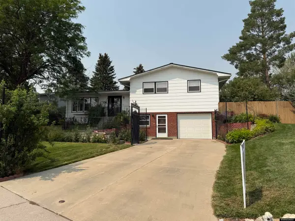 104 Mountain View Drive, Thermopolis, WY 82443