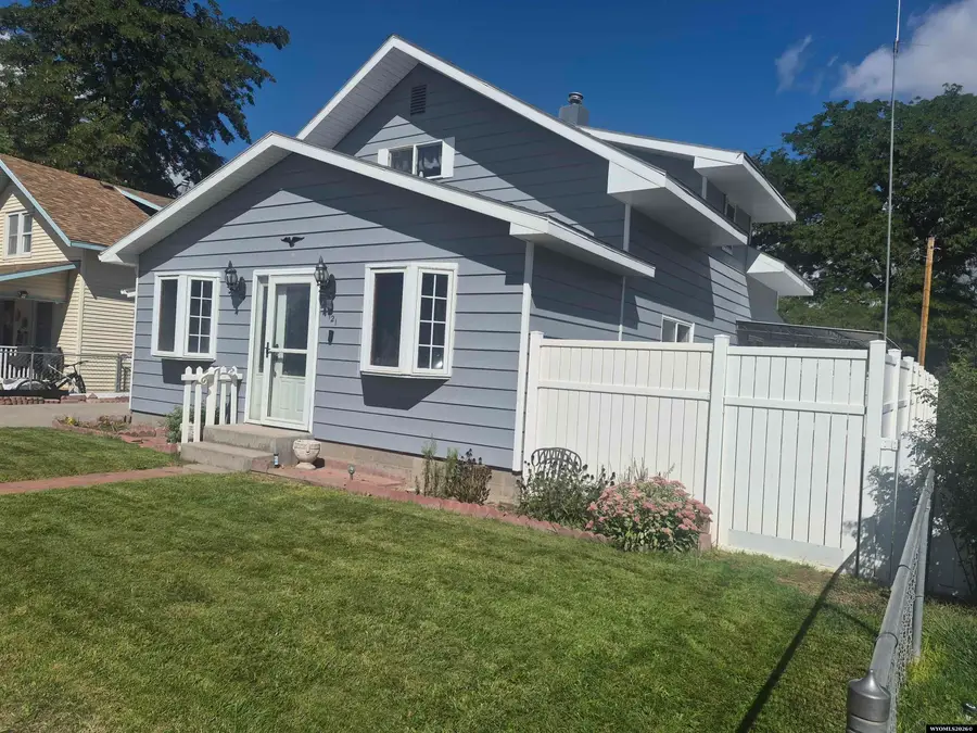 121 E Laramie St, Guernsey, WY 82214 - #2