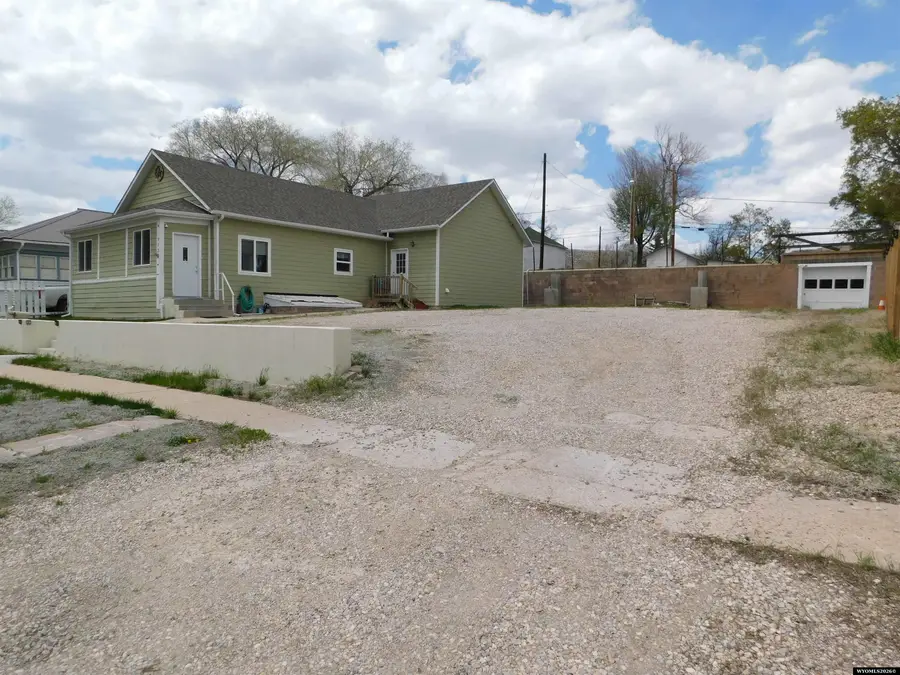 913 W Cedar St, Rawlins, WY 82301 - #2